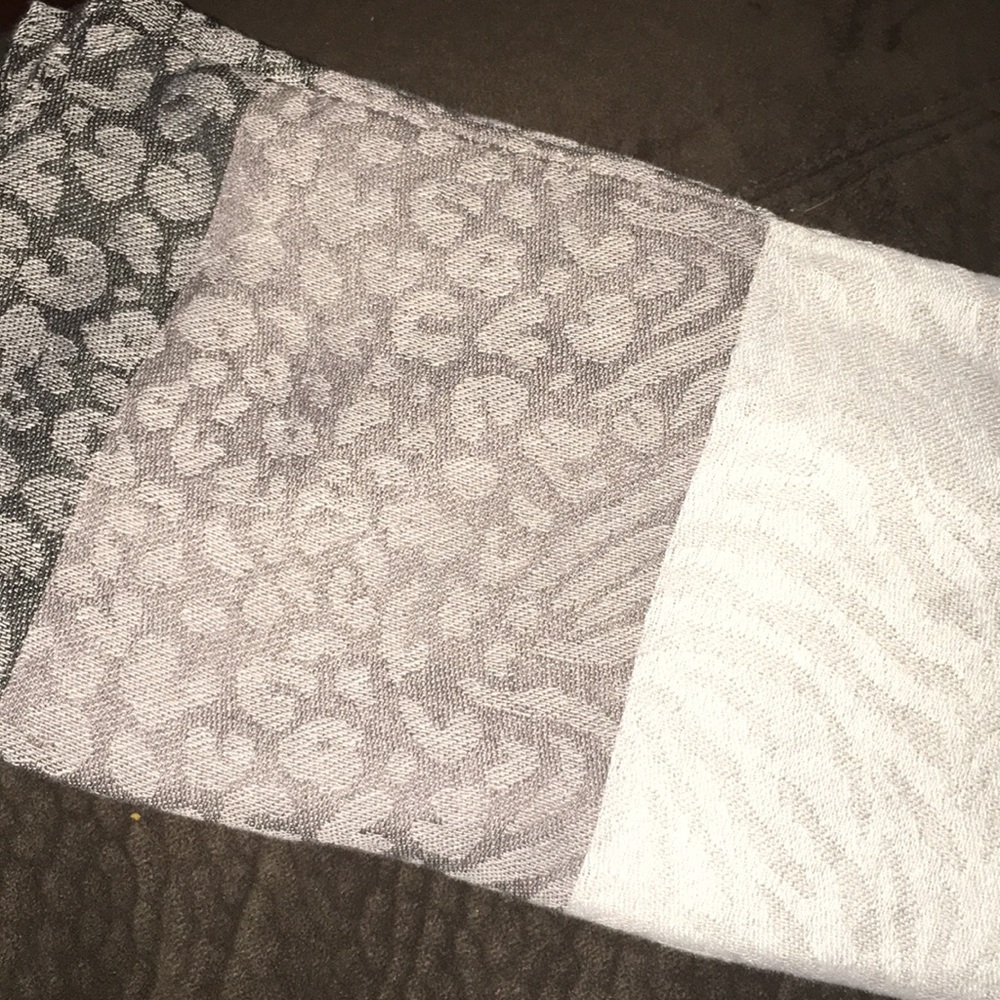 📂3 for 10 💋 gray animal print infinity scarf - Picture 3 of 3
